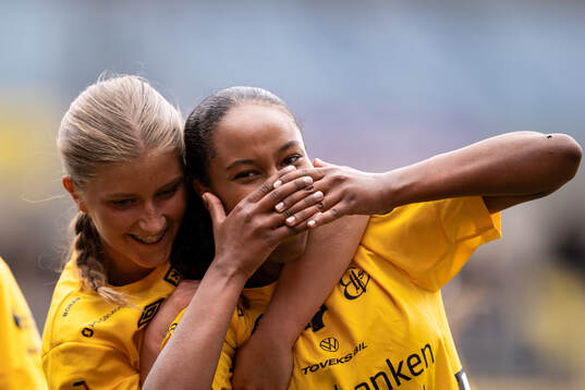 Elfsborgs Stella Johansson jublar med Tilde Parkhagen