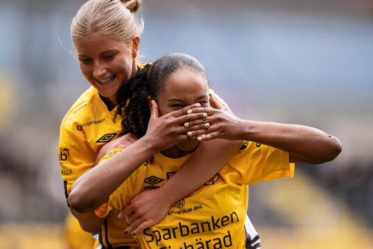 Elfsborgs Stella Johansson jublar med Tilde Parkhagen