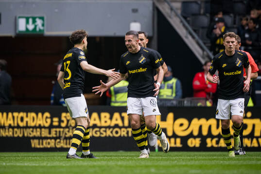 AIKs Dino Besirovic jublar med Victor Goncalves Andersson