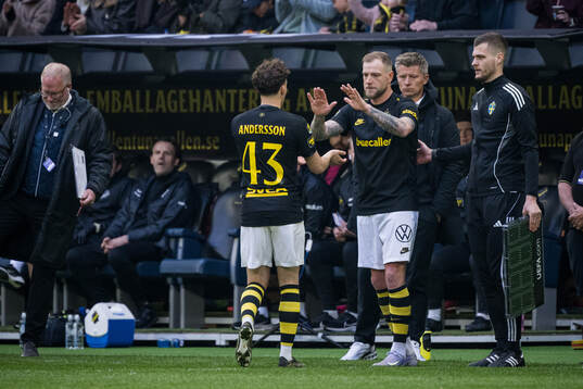 AIKs Victor Goncalves Andersson byts ut och John Guidetti