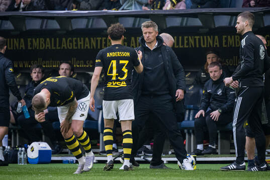AIKs Victor Goncalves Andersson och tränare Mikkjal