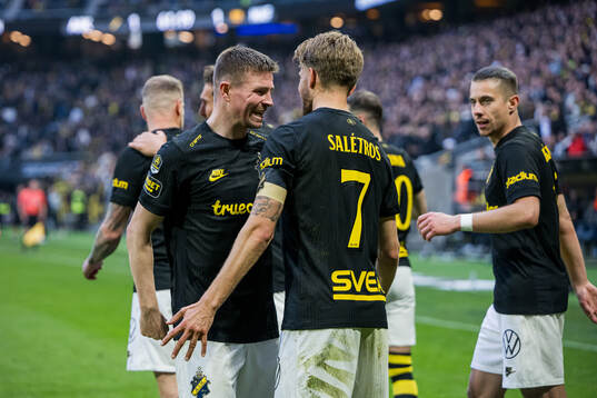 AIKs Mads Døhr Thychosen och Anton Salétros jublar