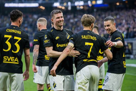 AIKs Mads Døhr Thychosen och Anton Salétros jublar