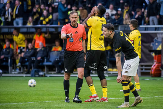 Domare Richard Sundell pekar på straffpunkten