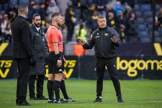 Mjällbys tränare Anders Torstensson pratar med domare