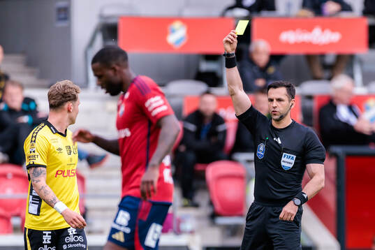 Elfsborgs Frederik Ihler får gult kort av domare Granit