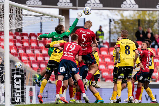 Elfsborgs målvakt Simon Eriksson gör en räddning