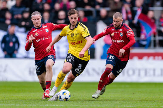 Elfsborgs Simon Olsson mellan Daniel Ljung och Chriss-Albin