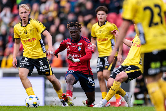 Elfsborgs Leo Östman och Östers Youssoupha Sanyang