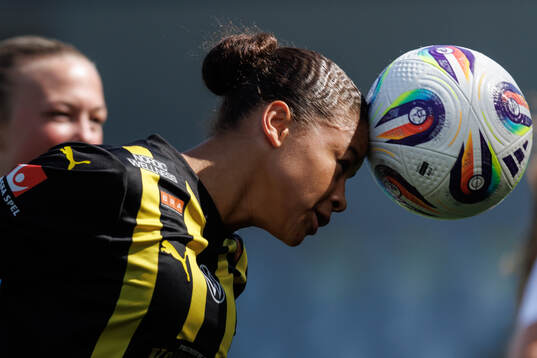 Häckens Felicia Schröder nickar in bollen till 2-0