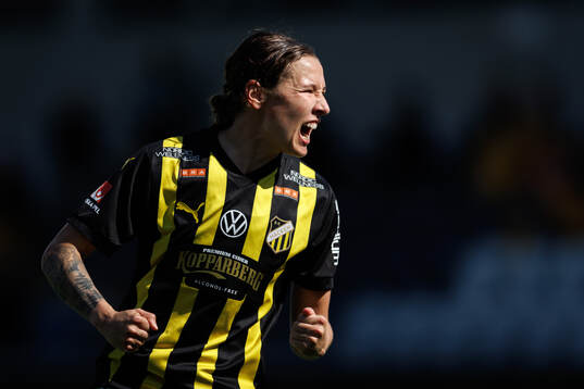 Häckens Tabby Tindell jublar