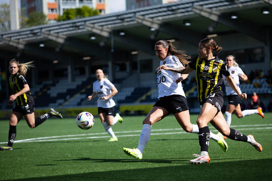 Brommapojkarnas Emilia Hjertberg och Häckens Tabby Tindell