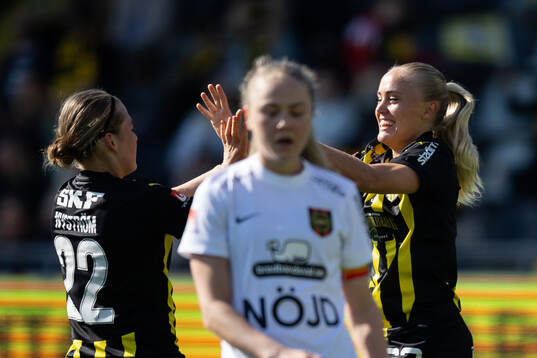 Häckens Alva Selerud jublar ihop med Paulina Nyström