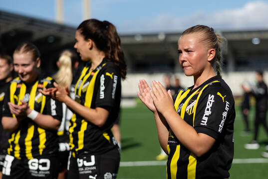 Häckens Matilda Nildén tackar publiken
