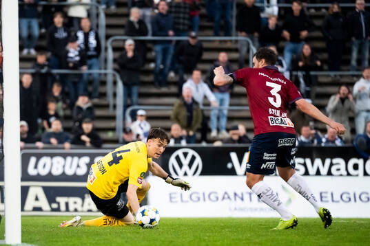 Örgrytes Jonathan Azulay stoppar bollen