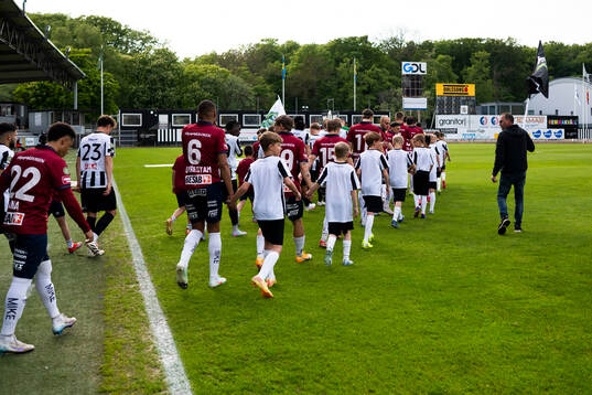 Landskronas och Örgrytes spelare gör entré