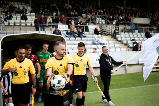 Domare Jasmin Svraka, assisterande domare Mark Josef och