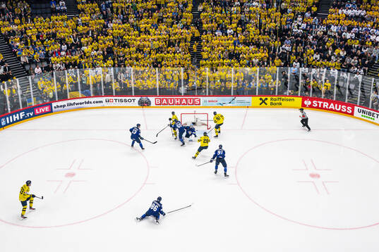 Leo Carlsson of Sweden scores 0-1 behind goaltender Juuse