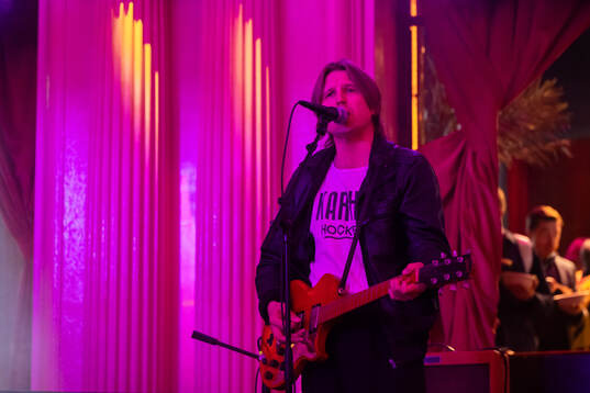 Markus Krunegård spelar