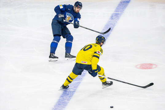 Ahti Oksanen of Finland and Alexander Wennberg of Sweden