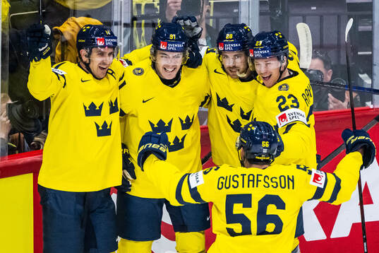 Leo Carlsson of Sweden celebrates with Mikael Backlund,