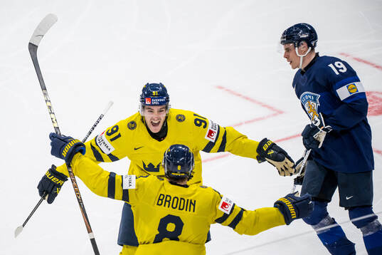 Leo Carlsson celebrates with Jonas Brodin of Sweden who