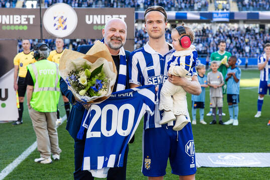 IFK Göteborgs klubbdirektör Håkan Mild lämnar en tröja