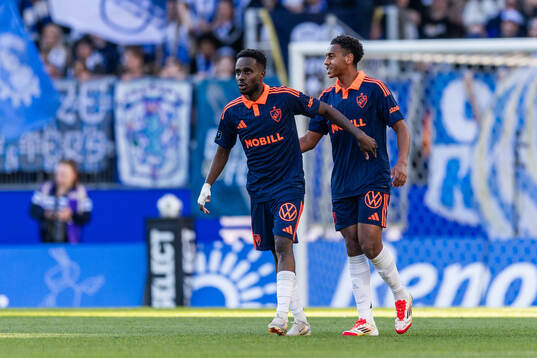 Djurgårdens Tokmac Nguen jublar med Isak Alemayehu Mulugeta