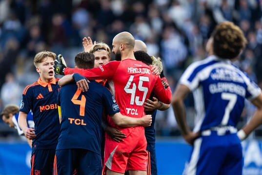 Djurgårdens Jacob Une och målvakt Filip Manojlovic jublar