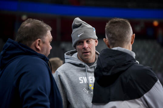 Physio Sven Thomsson of Sweden at a practice session
