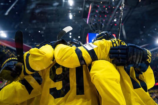 Leo Carlsson of Sweden celebrates with team mates