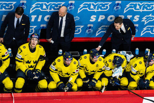 Mikael Backlund and Head coach Sam Hallam of Sweden