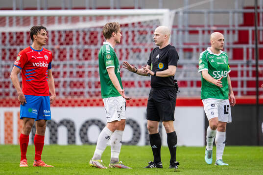 Brages Teodor Wålemark i diskussion med domare Pontus