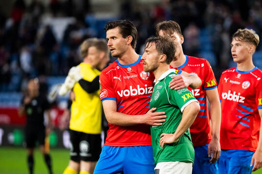 Helsingborgs Wilhelm Loeper tröstar Brages Jacob Stensson