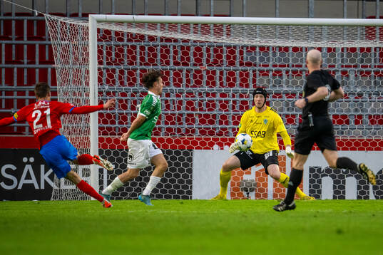 Helsingborgs Adrian Svanbäck och Brages målvakt Viktor