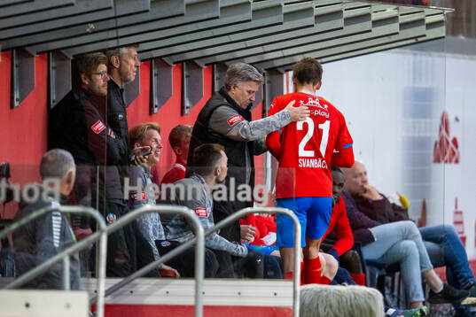 Helsingborgs Adrian Svanbäck får klapp på ryggen