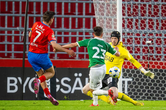 Helsingborgs Wilhelm Loeper mot Brages målvakt Viktor