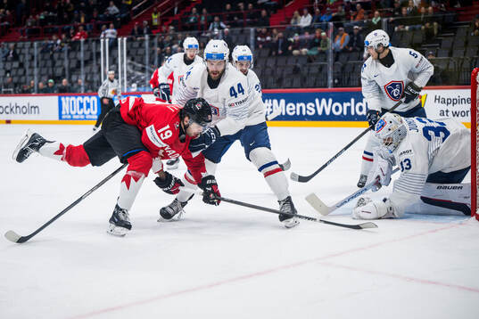 Adam Fantilli of Canada against Kevin Spinozzi and