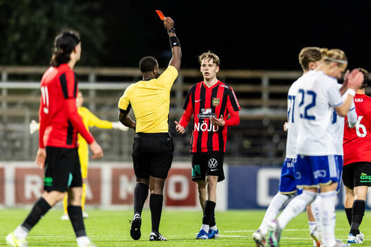 Brommapojkarnas Charlie Eriksson Edvinsson får rött kort