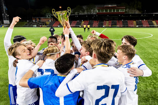 IFK Norrköpings spelare jublar med pokalen