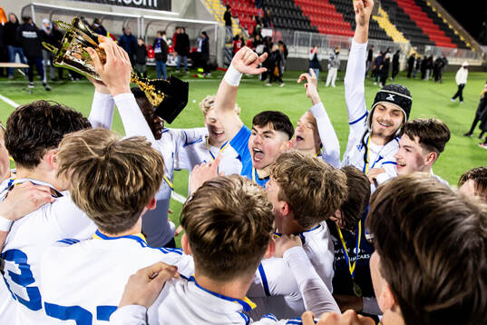 IFK Norrköpings spelare jublar med pokalen