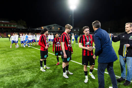 Brommapojkarnas spelare tar emot silvermedalj