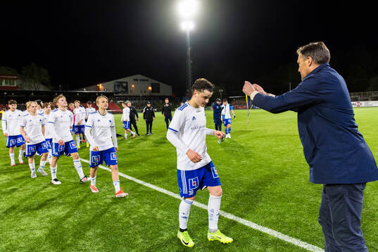 IFK Norrköpings William Bergman tar emot en guldmedalj