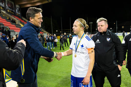 IFK Norrköpings Elton Wahlberg tar emot en guldmedalj av