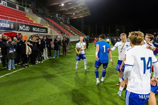 IFK Norrköpings spelare jublar med familj