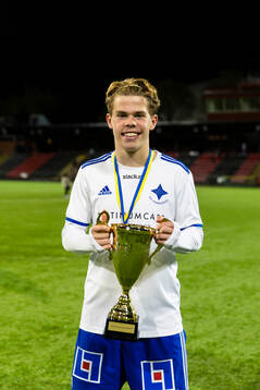 IFK Norrköpings Arvid Lundmark poserar med pokalen