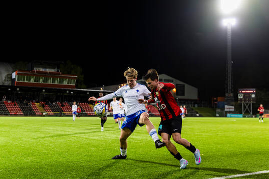 IFK Norrköpings Arvid Lundmark i kamp om bollen med