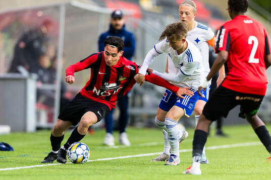 Brommapojkarnas Kayra Ucer i kamp om bollen med IFK
