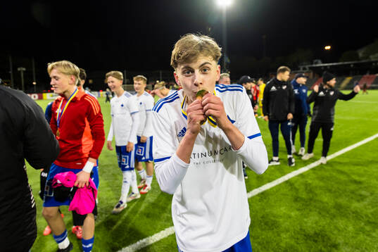 IFK Norrköpings Melwin Cupan kysser guldmedaljen