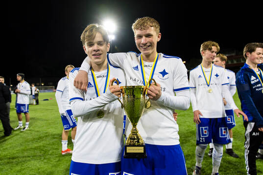 IFK Norrköpings spelare med pokalen